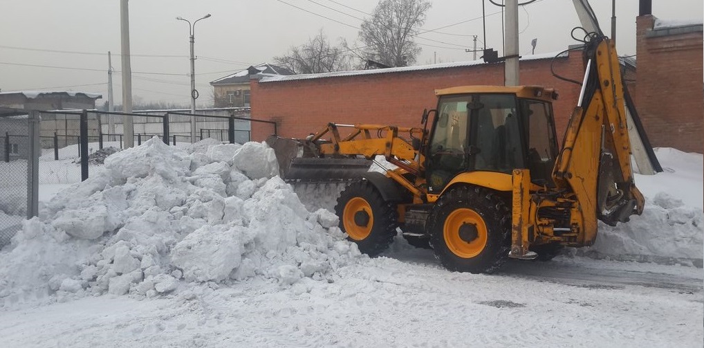Экскаватор погрузчик для уборки снега и погрузки в самосвалы для вывоза в Омской области