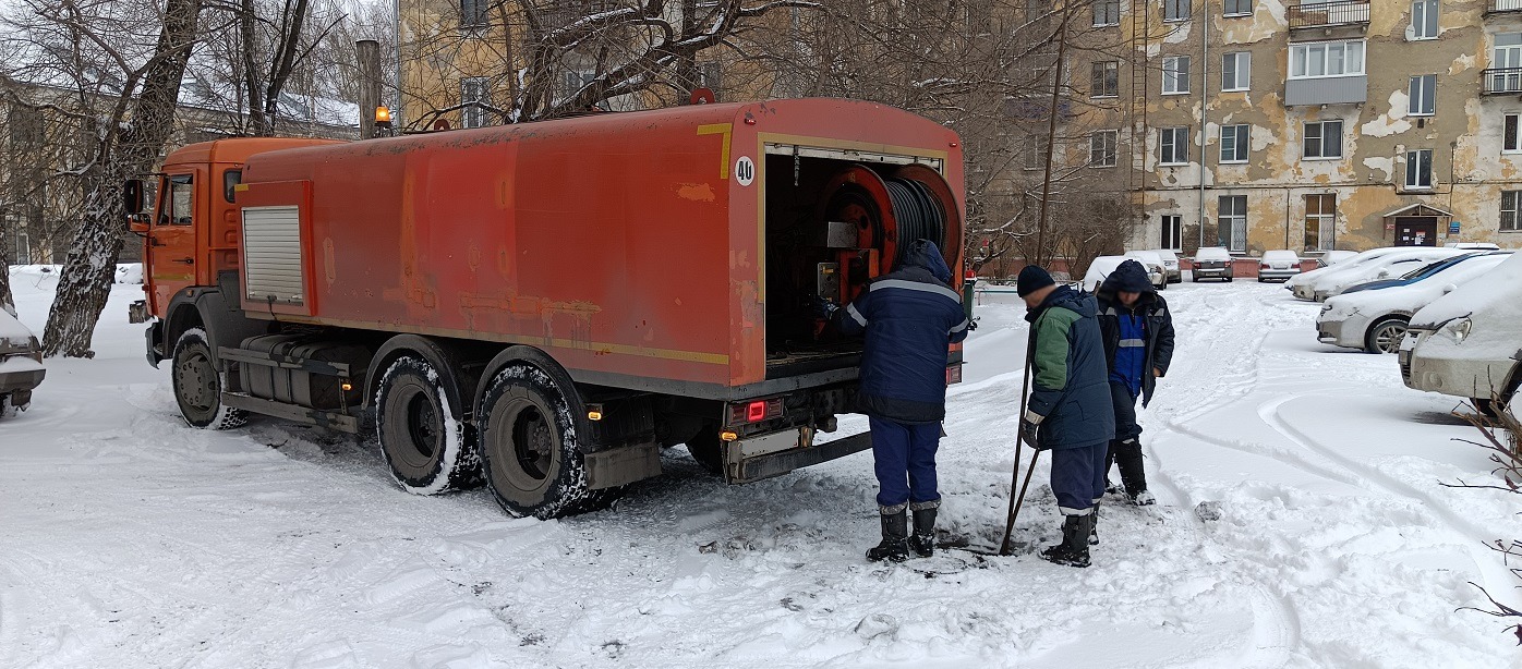 Прочистка канализации от засоров гидропромывочной машиной и специальным оборудованием в Омске