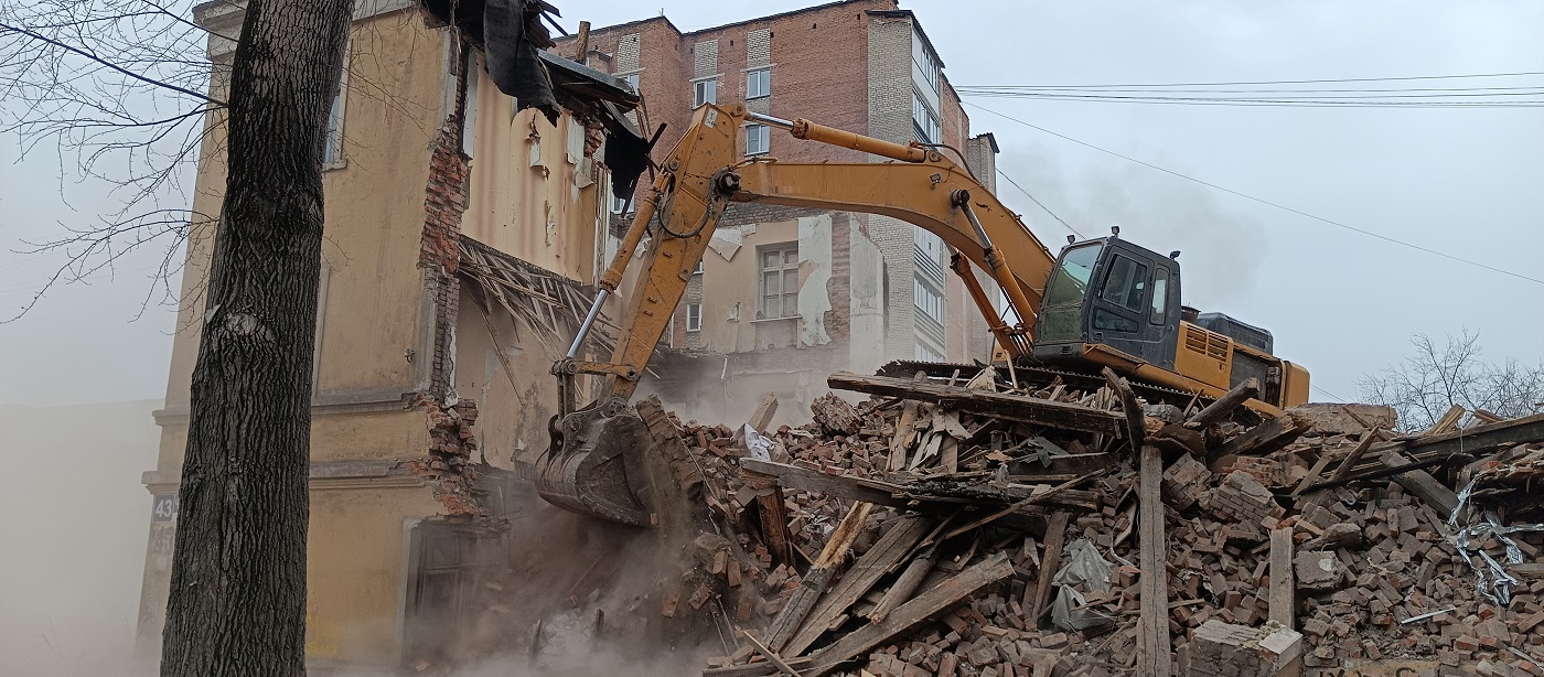 Услуги по сносу и демонтажу старых домов, строений и сооружений в Омской области