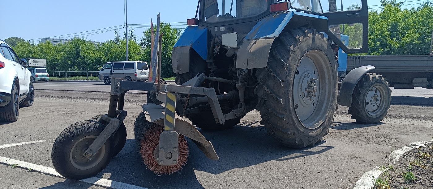 Услуги трактора с щеткой МТЗ в Омской области