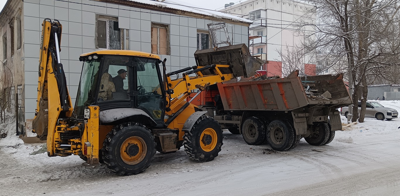 Уборка и вывоз строительного мусора, ТБО с помощью экскаватора и самосвала в Омске