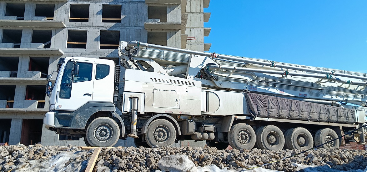 Услуги и заказ бетононасосов для заливки бетона в Омске